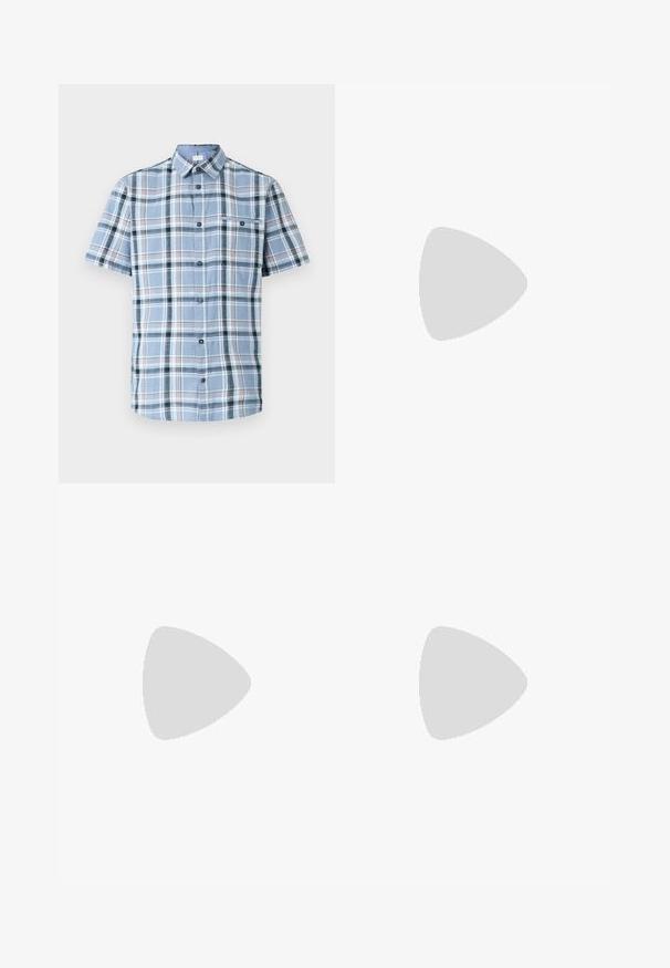 Camisa de manga corta con botones en cuadros de color azul claro, con acentos en azul oscuro, blanco y rojo. Presenta un bolsillo en el pecho y una textura suave.; Pantalones azul marino de tejido suave, con cierre de botón único, pliegues y piernas rectas. Diseño minimalista sin patrones notables.; Los zapatos de cuero marrón tienen una puntera redondeada, un diseño de cordones con cinco ojales y cordones oscuros que contrastan. Los pantalones son de cuadros y están doblados en los puños.; Bandolera de cuero marrón con una tapa frontal plana, dos correas, detalles en metal dorado y una correa para el hombro ajustable.