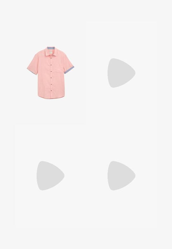 Helles rosa Kurzarmhemd mit einer Tasche, kontrastierender blauer Borte an den Ärmeln, Knopfverschluss und strukturiertem Stoff.; Schwarze Baumwollhose mit geradem Bein, ausgestattet mit einem vorderen Knopfverschluss und seitlichen Taschen. Glatte Textur, ohne auffällige Muster.; Schwarze Sandale mit geflochtenen Riemen, flacher Sohle und verstellbarem Knöchelriemen. Hergestellt aus synthetischem Material mit glatter Oberfläche.; Schwarze rechteckige Sonnenbrille mit grünem Glas, mattem Finish, geraden Bügeln und dem Ray-Ban-Logo an der Seite.