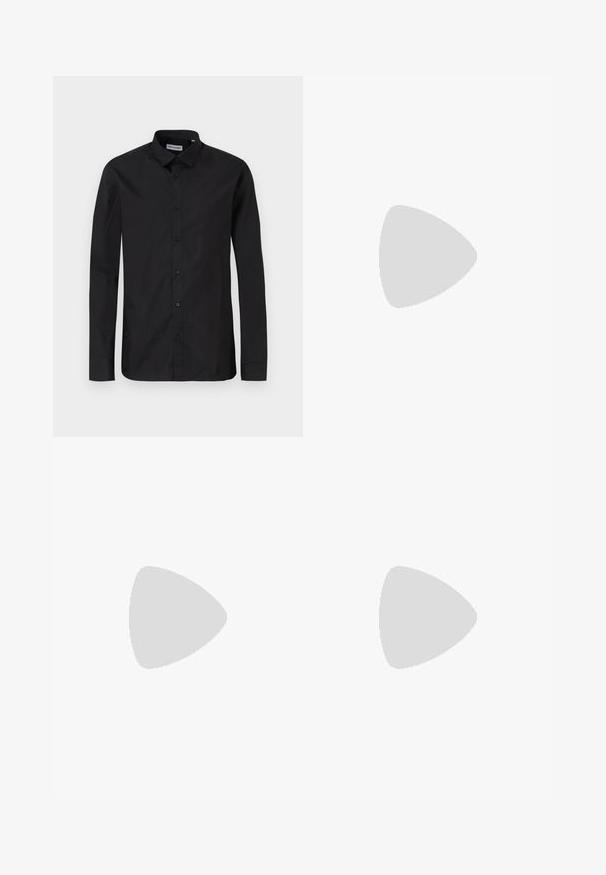 Chemise noire à manches longues avec un col classique, fabriquée en tissu lisse, dotée de boutons à l'avant et d'une coupe classique.; Pantalons noirs à taille élastique avec une coupe droite, présentant une texture lisse et sans motifs ni éléments visibles.; Chaussures en cuir noir à bout arrondi, à lacets, avec une semelle épaisse et texturée. Portées avec un pantalon noir ajusté et un pull à côtes.; Lunettes de soleil noires rectangulaires avec des verres sombres. Monture brillante, branches droites avec une légère courbure. Design minimaliste, sans embellissements.