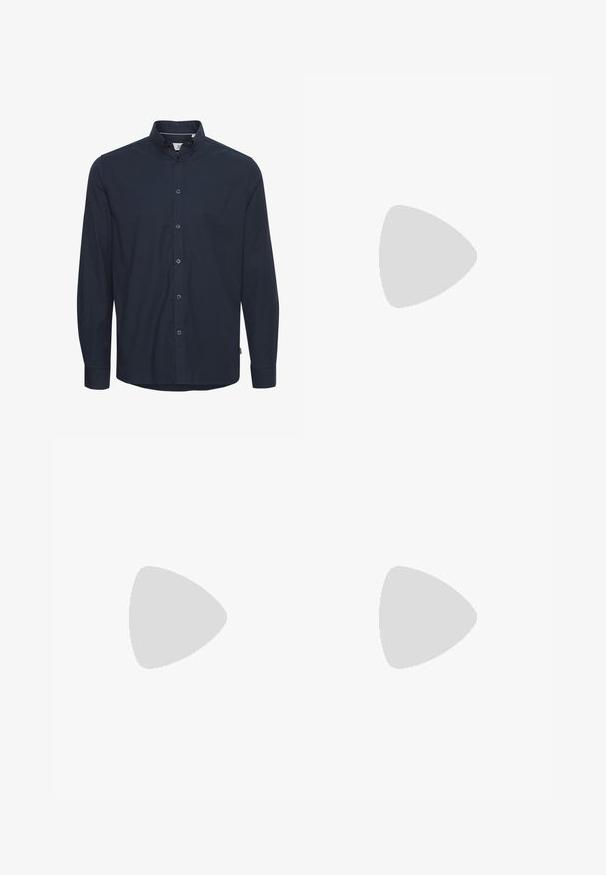 Navyblauwe shirt met lange mouwen van katoen. Voorzien van een button-down kraag, knopen aan de voorkant en standaard manchetten. Glad van structuur zonder patronen.; Wit katoenen T-shirt met korte mouwen, ronde hals en een subtiel "Levi's" logo in een lichte kleur op de voorkant gedrukt.; Donkerblauwe denim jeans met een rechte snit, vijf zakken, contrasterende oranje stiksels en een knoopsluiting. Geen zichtbare patronen of versieringen.; Zwart leren dresschoen met een ronde neus, vetersluiting en een lage gestapelde hak. Gladde textuur met minimale stiksels.