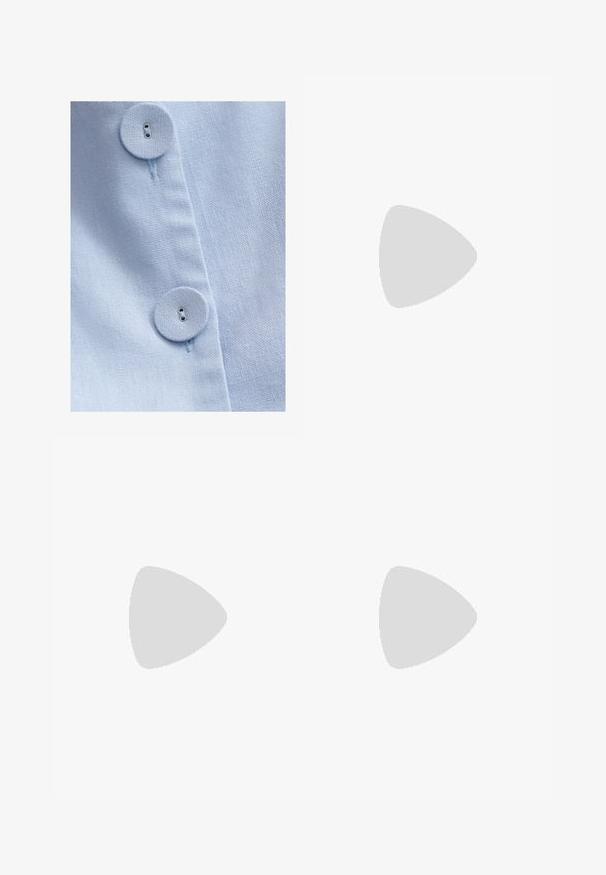 WILLA RISE  - Blůza - sky blue; Světlé modré široké džínové kalhoty s vysokým pasem, pěti kapsami a jemným vyblednutím. Rovný střih s lemem.; Bílé sandály na vysokém podpatku s robustním podpatkem, s designem s pásky a zavazováním kolem kotníku. Hladký povrch s platformou vpředu pro zvýšení výšky.; Bílá kabelka na rameno s texturovaným povrchem, centrálním akcentem v podobě spony a zakřiveným tvarem. Zipové uzávěry na obou stranách.