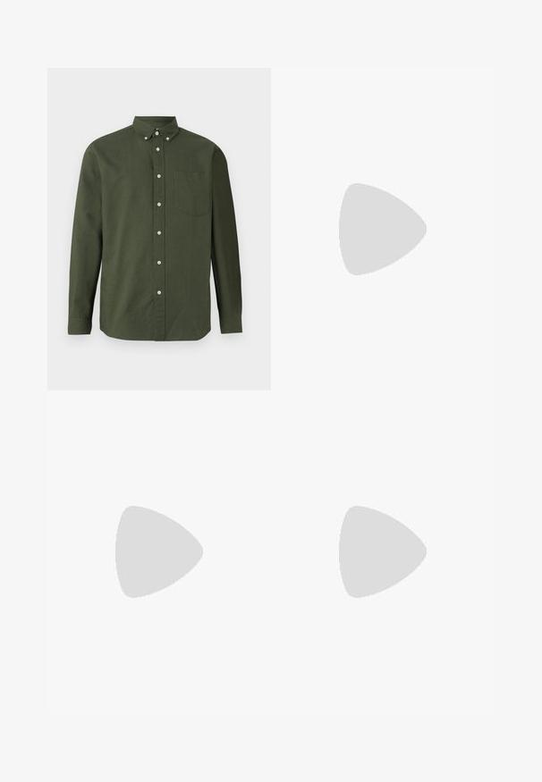 Camicia button-up verde scuro con maniche lunghe, colletto, taschino singolo sul petto e bottoni bianchi decorativi; realizzata in un tessuto leggero.; Tre magliette senza maniche in grigio, bianco e nero. Materiale in cotone morbido con scollatura a girocollo e vestibilità rilassata. Design semplice, senza motivi.; Shorts in denim nero con una vestibilità rilassata, design a cinque tasche e chiusura con bottone. Il tessuto ha una texture liscia con un leggero effetto sbiadito.; Sneaker in materiale sintetico nero con design a tre strisce bianche, suola con grip testurizzato e lacci neri. Stile atletico a taglio basso.