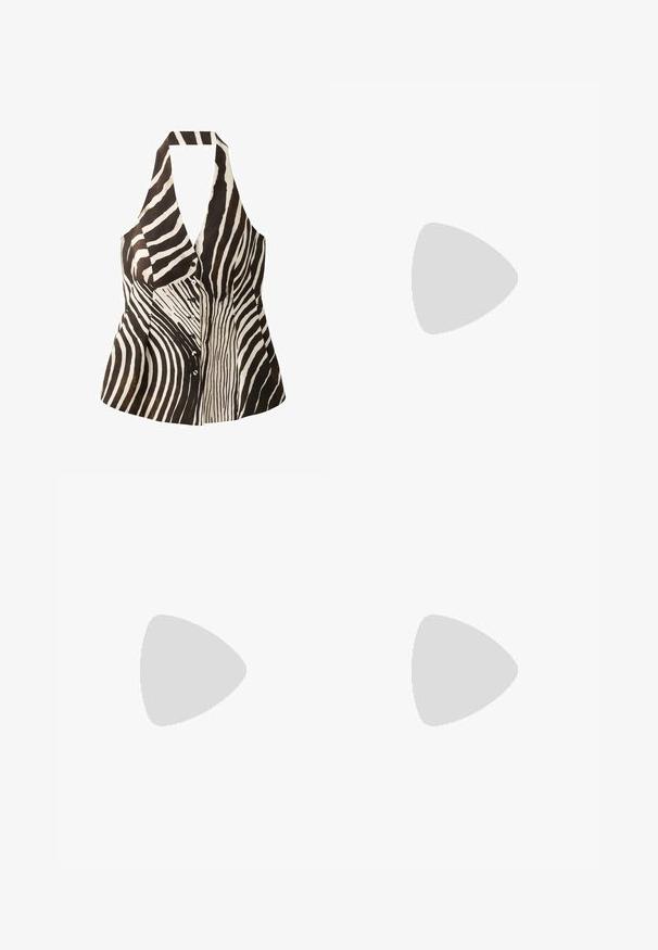 Čierny a biely bezrukávový top s halter krkom, so vzorom zebra pruhov, predným zapínaním na gombíky a štruktúrovaným strihom.; Béžové nohavice s širokými nohavicami vyrobené z bavlny. Majú zips, predný gombík a dve našité vrecká na chrbte. Čistý lem bez ozdôb.; Čierne kožené sandále na malom podpätku s tenkými pásikmi, zlatou prackou a minimalistickým prstovým pásikom na bielom pozadí.; Hnedá kožená taška s dvojitými uchami a odnímateľným ramenným popruhom. Obsahuje zlatý zámok a textúrovaný povrch.