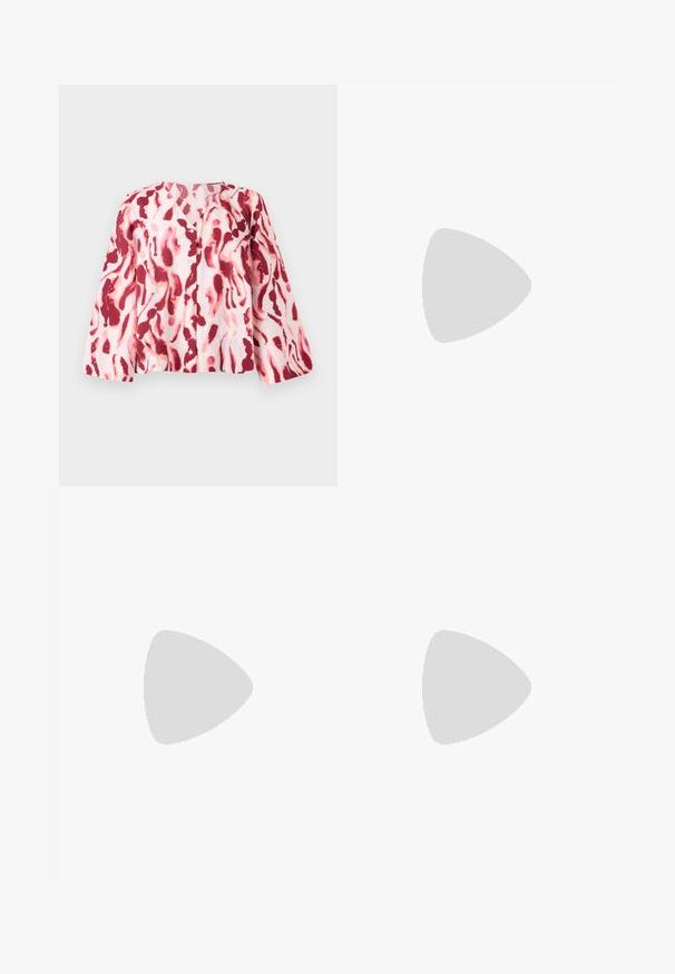 Ljusrosa blus med ett iögonfallande mönster i röd och korall, med V-ringning och knappar framtill, placerad mot en neutral bakgrund.; Svarta vida byxor med en slät textur, med framfickor och skräddarsydd design. Tyget är lätt och flödande.; Svarta sandaletter med remmar och fyrkantig tå, samt en kraftig klack, tillverkade av ett slätt material. Har justerbara ankelremmar och minimalistisk hårdvara.; Brun läder crossbody-väska med en böjd form, gyllene detaljer och en spänneaccent. Har en avtagbar axelrem.