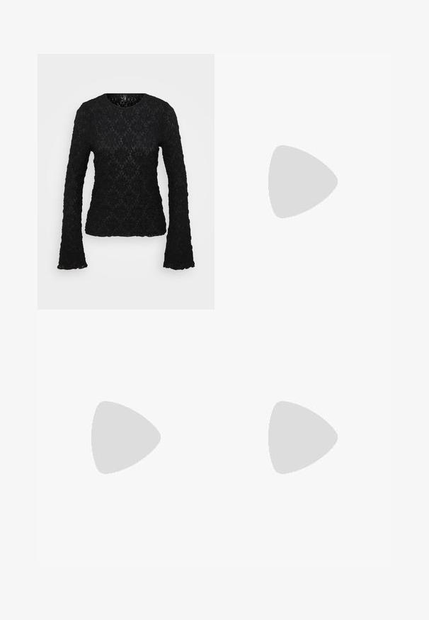 Μαύρη μακριά μπλούζα από δαντέλα με μακριά μανίκια, στρογγυλή λαιμόκοψη, λουλουδάτο σχέδιο, υφασμάτινη υφή και φουσκωτά μανίκια. Λεπτομέρεια με κομμένη άκρη στο κάτω μέρος.; Μαύρο παντελόνι με ίσια γραμμή, που διαθέτει δύο μπροστινές τσέπες και μέση. Κατασκευασμένο από ένα λείο, ελαφρύ ύφασμα.; Ασημένια ψηλοτάκουνα σανδάλια με πολλαπλές λωρίδες που διαθέτουν λεπτομέρειες από ρουμπίνια, ανοιχτό μπροστινό σχέδιο και λουράκι στον αστράγαλο. Λείο μεταλλικό φινίρισμα.; Μαύρη τσάντα χειρός με δομημένο σχήμα, λεία υφή και μεταλλικό κούμπωμα. Συνδυασμένη με φαρδιά μαύρα παντελόνια και σανδάλια ανοιχτής μύτης πάνω σε ξύλινο πάτωμα.