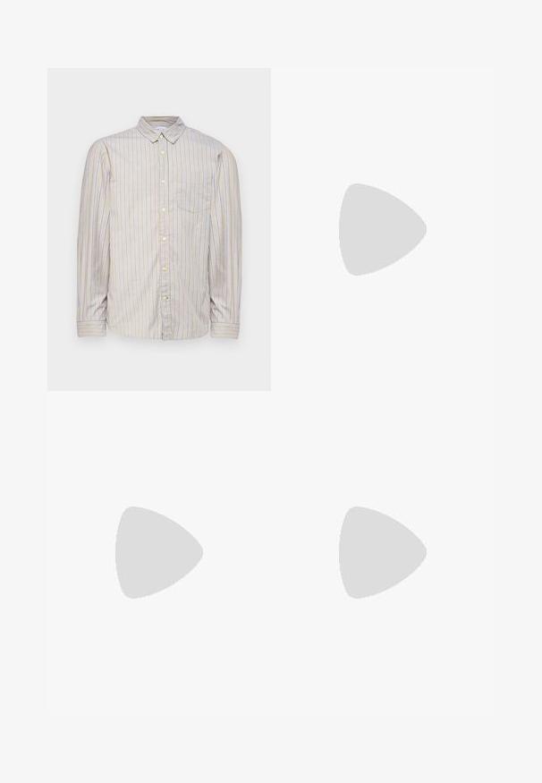 GAP STANDARD - Cămașă elegantă - khaki; Jeans din denim albastru deschis, cu croială dreaptă, design cu cinci buzunare și o etichetă de brand vizibilă la talie.; Pantofi sport din suede maro cu trei dungi albe, logo-ul auriu "Gazelle" și talpă din cauciuc de tip gum. Dispune de limbă și toc căptușite pentru confort.; Geantă pentru laptop din piele maro cu o suprafață texturată, mânere superioare duale, curea ajustabilă și două catarame frontale pentru un detaliu suplimentar.