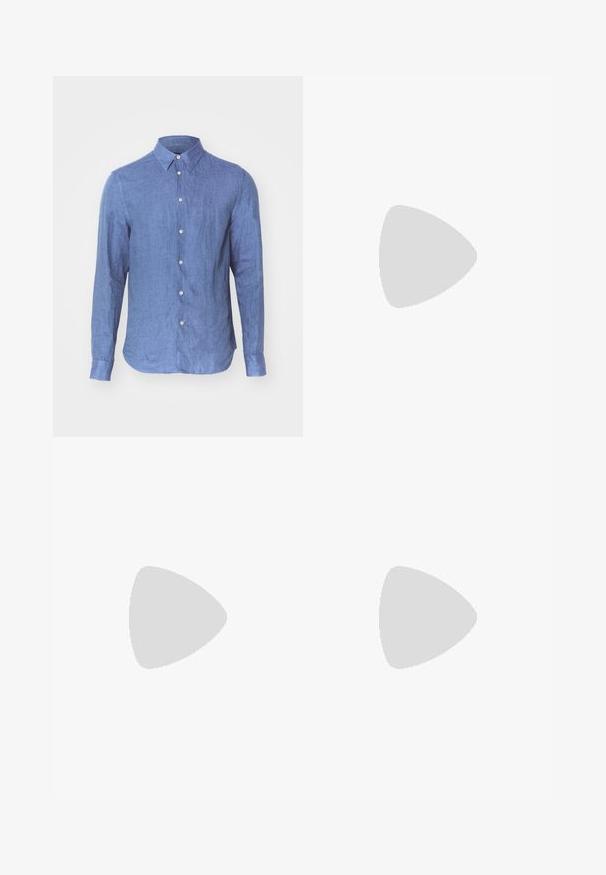 Camisa de lino azul con cuello abotonado, mangas largas, cierre frontal con botones y un dobladillo ligeramente curvado. Tejido suave y texturizado.; Polo de punto ligero y de manga corta en color blanco roto con un patrón texturizado, cuello acanalado y detalles en el dobladillo. Diseñado para la transpirabilidad.; Tiger of Sweden TENSER - Pantalones - pure decadence; The Antipode COLLEGE - Mocasines - taupe