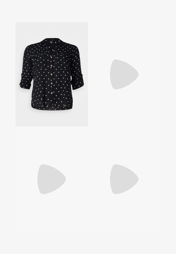 Vero Moda Curve VMBUMPY SHIRT NEW - Hemdbluse - black/white; Drei figurbetonte T-Shirts in Weiß, Grau und Schwarz. Jedes hat einen weiten Rundhalsausschnitt und kurze Ärmel. Hergestellt aus glattem, elastischem Stoff.; Schwarze, ausgestellte Hosen aus dehnbarem Material mit hohem Bund und glatter Textur. Die Hose weitet sich ab dem Knie.; Schwarze Canvas-Hochtop-Sneakers mit weißen Gummisohlen und Schnürsenkeln. Mit einem runden Logo an der Seite und kontrastierendem weißen Nähten.
