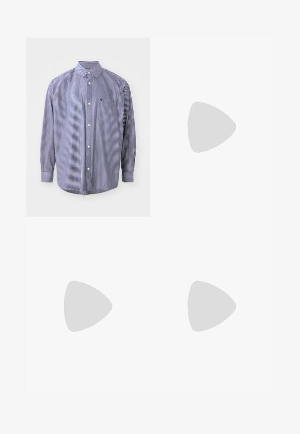 Chemise à boutons rayée en bleu marine et blanc. Elle possède un col, des manches longues, une poche poitrine et un ourlet arrondi. Coupe classique avec un tissu texturé.; Débardeur en coton blanc avec un col rond, de larges bretelles et un ourlet droit, présentant une texture lisse et sans motifs visibles.; Shorts en coton gris avec une taille élastique, dotés de poches latérales et d'une coupe décontractée. Texture lisse et design longueur genou.; Chaussure de sport grise avec une tige en maille, des accents argentés, un col rembourré, et une semelle intermédiaire blanche avec une semelle extérieure noire.; Lunettes de soleil rectangulaires noires avec verres verts, finition mate, accents matériels subtils et logo en relief sur la branche.