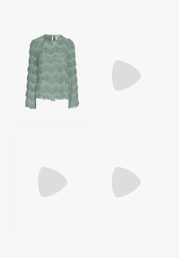 Blusa verde menta a maniche lunghe con design a frange orizzontali sovrapposte, tessuto testurizzato, scollatura rotonda e chiusura con bottone sul retro.; Jeans a gamba larga in denim nero con chiusura a zip, design a cinque tasche e dettagli di cucitura sottili. Texture morbida e stile casual.; Sandali con tacco in vernice nera, con punta squadrata, cinturini alla caviglia e fibbie in argento. Presentano un tacco a blocco spesso per maggiore stabilità.; Borsa nera a forma curvata, realizzata in materiale liscio. Presenta accessori in argento, tracolle regolabili e dettagli con fibbie sui lati.