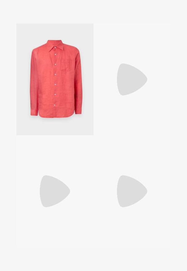 GAP Ing - watermelon ice; Rövid ujjú póló katonai mintázattal, zöld, barna és bézs árnyalatokban; ágakat és leveleket ábrázol, puha, könnyű anyagból készült.; Világoskék farmer rövidnadrág, elhalványodott mosással. Gombos derékmegoldással, övhurkokkal és két elülső zsebbel rendelkezik.; Bordó bőr cipő barna gumitalppal, kerek orral, fehér varrással és arany fűzőlyukakkal. A belső tér sárga béléssel rendelkezik.