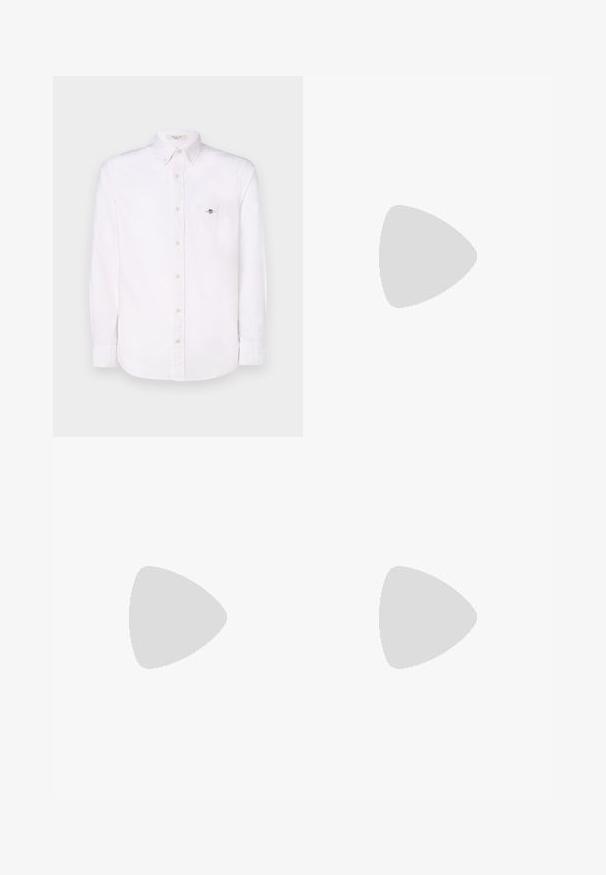 Camicia bianca a maniche lunghe con bottoni, caratterizzata da un sottile motivo a righe verticali, dotata di una tasca sul petto e di un piccolo emblema sulla tasca.; T-shirt in cotone nero con maniche corte, scollatura rotonda, presenta un piccolo logo bianco Levi's sul petto, texture liscia, vestibilità classica.; Jeans in denim azzurro chiaro con vestibilità rilassata, design a gamba dritta, cuciture visibili, due tasche frontali e chiusura con bottone.; Scarpa mocassino nera con una finitura liscia opaca, caratterizzata da una punta arrotondata e una suola spessa e texturizzata. Accentuata da una fascia anteriore.
