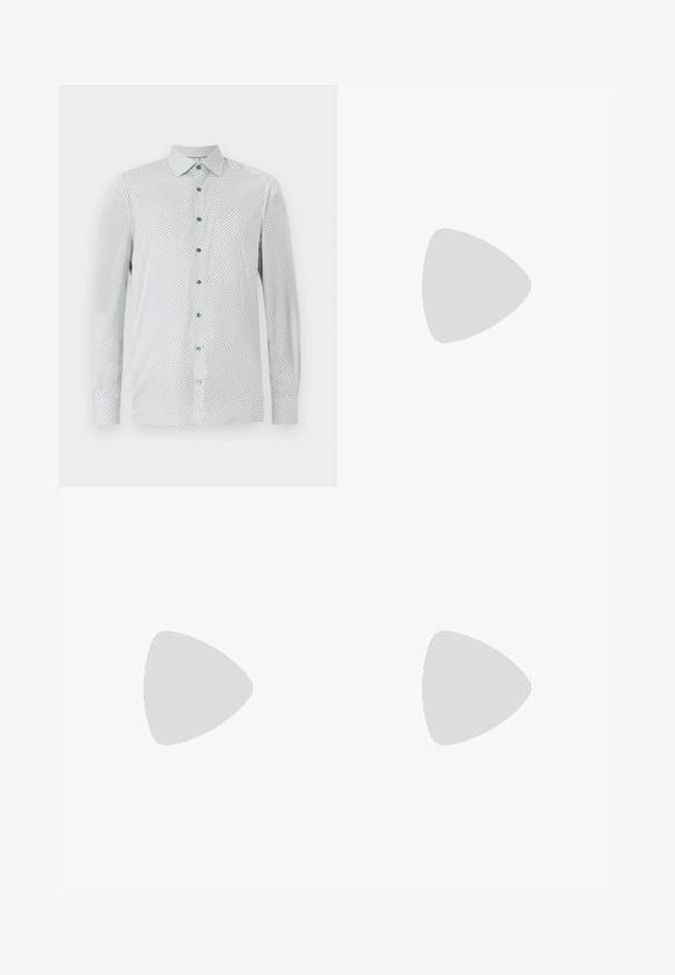Vit långärmad skjorta med ett litet svart geometriskt mönster, gröna knappar och pekig krage. Regular fit med knäppta manschetter.; Set med fem t-shirts i svart, vitt och marinblått. Bomullslyster, korta ärmar, rund halsdesign och slät struktur utan mönster.; Gröna mönstrade byxor med ett ormmönster i nyanser av brunt och orange, rak skärning och en slät textur.; Svarta läderloafers med en slät finish, rund tå och en liten dekorativ flik. Har en låg staplad klack och subtilt varumärkesdetalj.
