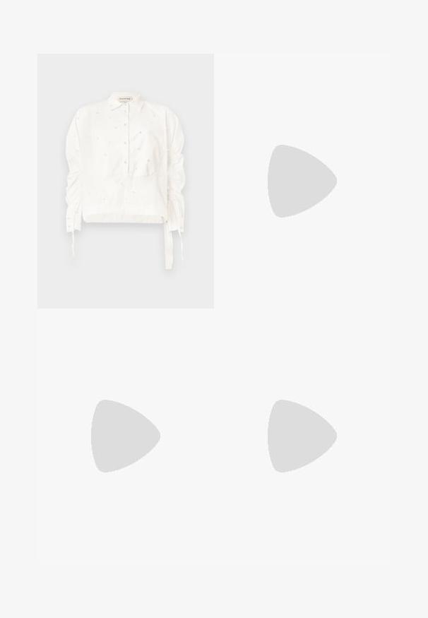 Chemisier blanc court en coton, avec un devant à boutons, des manches froncées et des détails décoratifs en perles.; Jupe midi plissée noire avec une taille élastique lisse et une superposition transparente, présentant de fins plis verticaux sur toute la surface du tissu.; Doudoune avec un motif marron et noir, associée à une mini-jupe en simili-cuir serpent marron, des bottes noires jusqu'au genou et un petit sac noir.; The Kooples SAC - Sac à main - blue