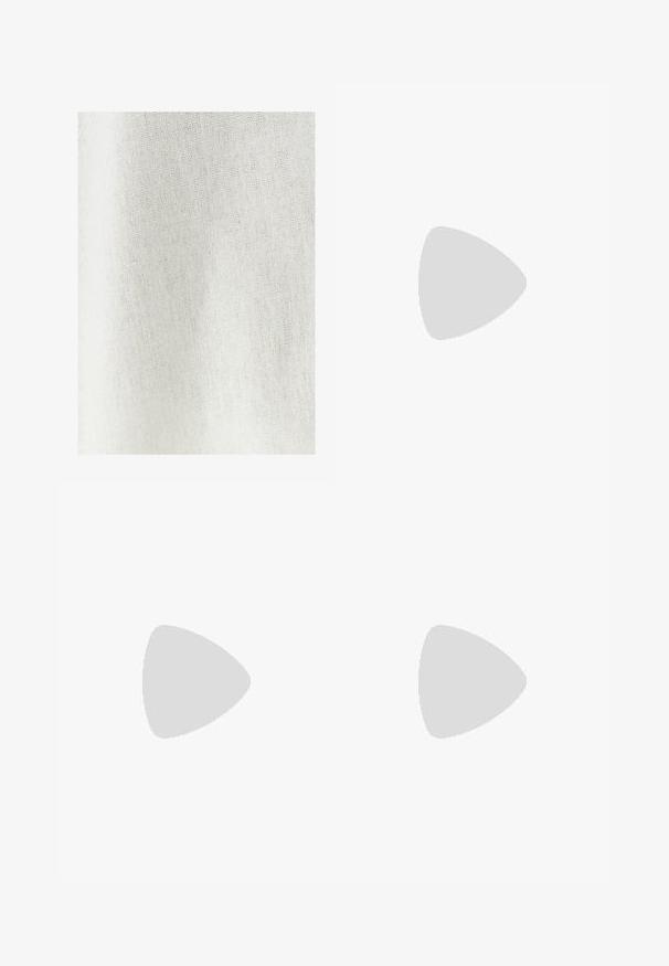 Bílý látkový materiál s jemnou texturou, vystihující světlou, přirozenou barvu s jemnými variacemi a měkkým, křehkým vzhledem.; Široké černé džíny s středním pasem, dvěma předními kapsami a čistým, minimalistickým designem bez viditelných ozdob.; Hnědé kožené skluzné sandály s plochou podrážkou, které mají široký pásek a bílé geometrické akcenty pro minimalistický design.; Hnědé sluneční brýle s oválnými obroučkami, zdobené želvovinovým vzorem a širokými stranami. Hladký povrch a jemný branding na boku.; Hnědá velká taška z semiše s dlouhými uchy, s plochým tělem a ozdobným popruhem se stříbrným kováním.