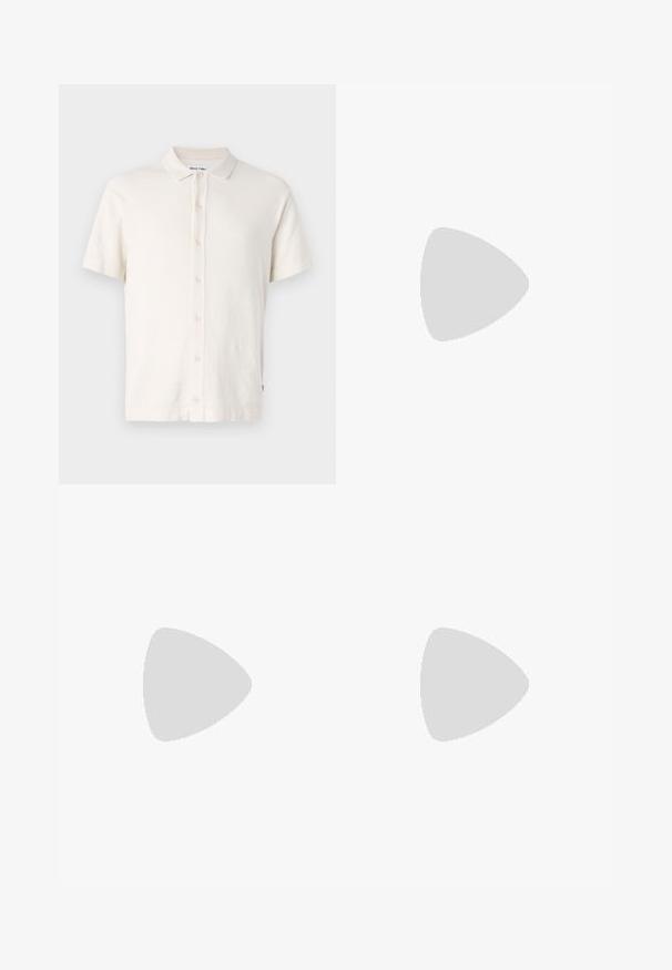 Polo à manches courtes en blanc cassé, avec un tissu texturé, des boutons de fermeture et un col classique. Style simple et polyvalent.; Pantalons larges en coton blanc avec une taille élastique, dotés d'une fermeture à bouton sur le devant et de poches latérales. Texture lisse et design minimaliste.; Baskets blanches avec des accents noirs et gris, présentant un embout texturé gris, une semelle en caoutchouc noir et des lacets plats blancs. Design épuré, style minimaliste.; Banane en tissu noir avec une forme arrondie, poche zippée à l'avant et texture lisse. Pas de motifs ou d'accents visibles. Design léger.