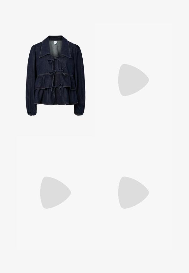 Casaco de ganga escura com silhueta peplum, mangas bufantes e laços à frente. Costura em contraste notável e detalhes de grande colarinho.; Calças largas pretas em denim, com uma cintura estruturada, passantes para cinto e bolsos frontais. Textura suave com um design clássico.; Sandálias de tacão preto laqueadas com bico quadrado, tiras para o tornozelo e fivelas prateadas. Apresentam um salto bloco chunky para estabilidade.; Bolsa tote preta em couro com textura lisa, forma retangular e duas alças longas. Sem hardware ou enfeites visíveis.