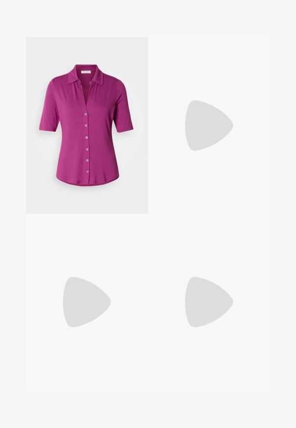 Fuksia kortermet skjorte med krage, med knapper foran og en glatt, lett tekstur.; Sorte vidde bukser laget av lett stoff. Har en flat midje med glidelås foran og lommer, egnet for avslappet eller formell bruk.; Sølv høyhælte sandaler med åpne tær, med to brede reimer og en rund blokkhelt. Glatt tekstur med metallisk finish.; Sølvfarget metallic bøtteveske med tekstur, dekorert med et rundt sølvhåndtak og snøring, holdt mot lyseblå jeans.