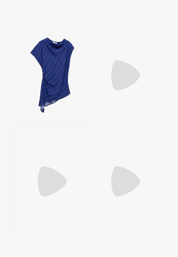 Blå asymmetrisk top fremstillet af letvægtsstof, der har hvide lodrette striber og et draperet design med en udskåret halsudskæring.; Sorte polyester culotte bukser med elastisk talje, to forpiber og en løs silhuet. Ingen synlige mønstre eller hardware detaljer.; Sorte patenterede hælsandaler med firkantet tå, ankelremme og sølvspænder. Har en chunky blokHæl for stabilitet.; Sort læderhåndtaske med en buet form, aftagelig rem og guldfinish. Tasken har en klap med en spænde detalje.