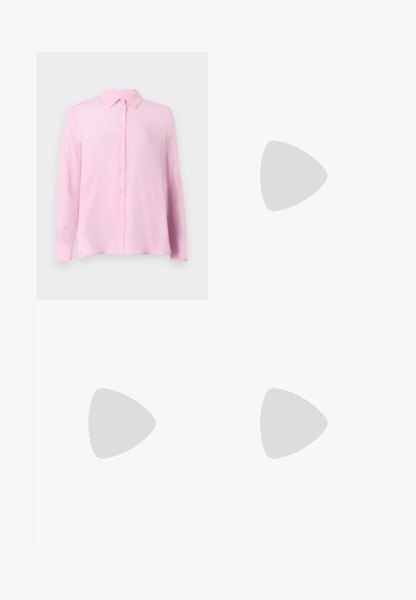 Helle rosa Bluse mit klassischem Kragen, langen Ärmeln und Knopfleiste. Das Material wirkt glatt und leicht durchscheinend.; Schwarze, weit geschnittene Hose mit hoher Taille, versehen mit Frontfalten, einer glatten Textur und einem maßgeschneiderten Finish. Entworfen für eine lockere Passform.; Schwarze Ledersandalen mit goldenen Schnallenakzenten, die mehrere Riemen und ein flaches Sohlendesign für das Tragen mit offenen Zehen bieten.; Schwarze Leder-Clutch mit geraffter Textur, silberfarbener Metallrahmen, Druckverschluss und Kettenriemen. Glatte, weiche Oberfläche.
