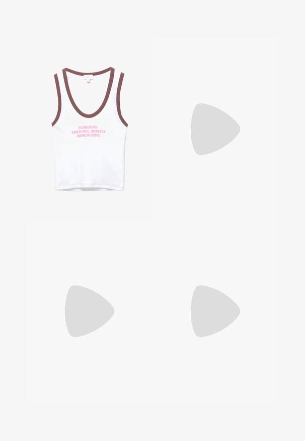 Hvid ærmeløs top med brun kant og pink tekst, der står "PÅ EN MÅDE TRIVES, FOR DET MESTE IMPROVISERER." Blødt bomuldsstof, enkel design.; Brune brede benbukser lavet af et glat stof, med høj talje, frontfolder og to sidelommer.; Hvide højhælede sandaler med en kraftig hæl, der har et stropdesign og ankelbinding. Glat tekstur med en platform foran for ekstra højde.; Even&Odd Håndtasker - brown