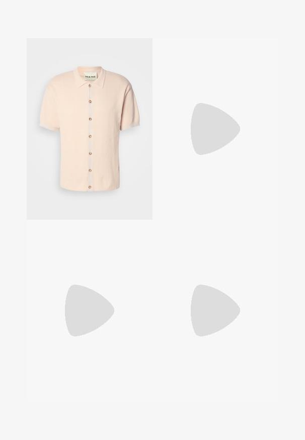 Kurzarm-Hemd mit Kragen in sanftem Pink, mit einem strukturierten Muster, frontaler Knopfverschluss mit runden Knöpfen und einem Logo-Detail am Saum.; Beige weite Hosen mit hoher Taille, gefälteltem Vorderteil und Gürtelschlaufen. Hergestellt aus glattem Stoff mit einem klaren, minimalistischen Design.; Hellbeige Slipper mit spitzem Zehenbereich, glattem Material, einem Riemen über dem Vorderfuß und einer niedrigen braunen Sohle. Einfaches Design mit minimalen Akzenten.; Schwarze Sonnenbrille mit rechteckiger Form, dunklen Gläsern, silbernen Akzenten an den Bügeln und mattierter Oberfläche des Rahmens.