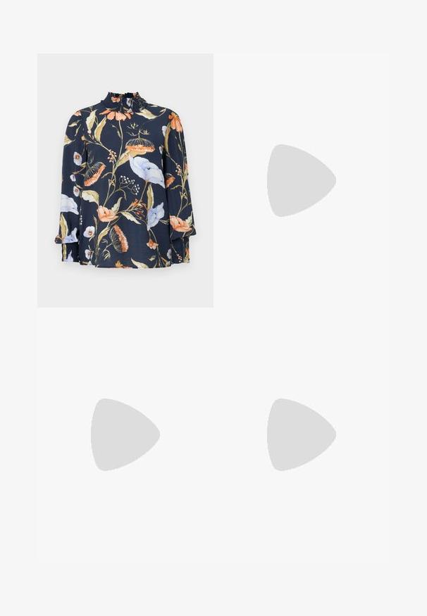 Blusa a maniche lunghe di colore blu scuro con stampe floreali in arancione, bianco e verde. Presenta un collo arricciato e polsini elasticizzati. Tessuto morbido.; Abito nero decorato con paillettes, maniche lunghe, scollatura off-the-shoulder e silhouette dritta; presenta una superficie testurizzata e scintillante.; Scarpa con tacco alto a punta, con una combinazione di colori argento, oro e nudo. Finitura lucida con design a ritaglio, con tacco a stiletto.; Borsa a pochette metallica argentea con una forma morbida e arrotondata e chiusura superiore annodata. Realizzata in materiale sintetico morbido.; Orecchini a cerchio in argento con un design torciglionato, caratterizzati da una finitura lucida e chiusura a perno. Misurano circa 3 cm di diametro.
