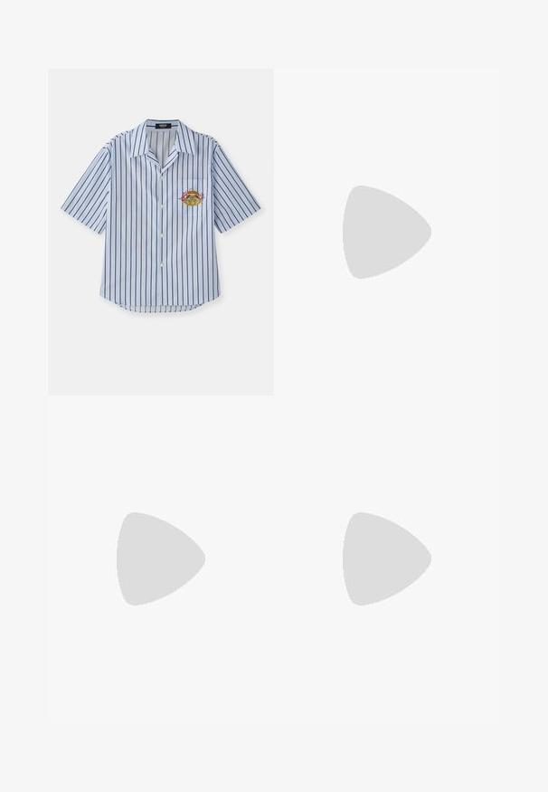 Mėlyno ir balto raštuoto marškinėlių trumpomis rankovėmis modelis su saga pritvirtinta priekyje, krūtinės kišenė ir siuvinėtu krabu. Minkšta medžiaga, laisvas siluetas.; Tamsiai mėlynos džinsinės kelnės su plačiomis kojomis, pasižyminčios ryškiu siuvimu, penkiomis kišenėmis ir žalvariniu mygtuko užsegimu juosmenyje.; Tan spalvą turintys suknelės batus iki kulkšnies su juodu paminkštintu apvadu, auksiniais metaliniais akių užsegimais, baltais siūlų dekoratyviniais elementais ir tvirtu guminiu padu su ryškiai išreikštais raštais.; Rudos krokodilo rašto odos rankinė su viršutinėmis rankenomis ir nuimamu peties dirželiu. Yra sagties užsegimas ir stačiakampis pavidalas.