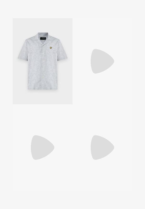 Camicia a maniche corte con colletto in tessuto grigio chiaro con finitura testurizzata. Presenta un logo ricamato giallo e chiusura con bottoni.; Pantaloni cargo con stampa leopardata in una tonalità beige e marrone, dotati di multiple tasche e di una cintura con chiusura a bottone.; Mocassino in pelle nera con nappine, cuciture gialle lungo la suola e una suola in gomma spessa e rigata.; Occhiali da sole rettangolari neri con finitura lucida, lenti scure e dettagli dorati sulla tempia che presentano il logo.