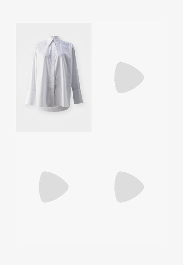 Camicia bianca a maniche lunghe in un morbido misto cotone, con colletto classico, chiusura centrale con bottoni e polsini larghi.; Pantaloni neri a gamba larga realizzati in un tessuto liscio, con vita alta, pieghe frontali, chiusura con bottone e silhouette dritta.; Pantofole da balletto nere in pelle con punta arrotondata, texture liscia, dettagli di cucitura minimi e design con suola flessibile.; Borsa a tracolla in pelle marrone con chiusura a pattina, hardware color oro, tracolla e una finitura liscia. Forma rettangolare compatta.