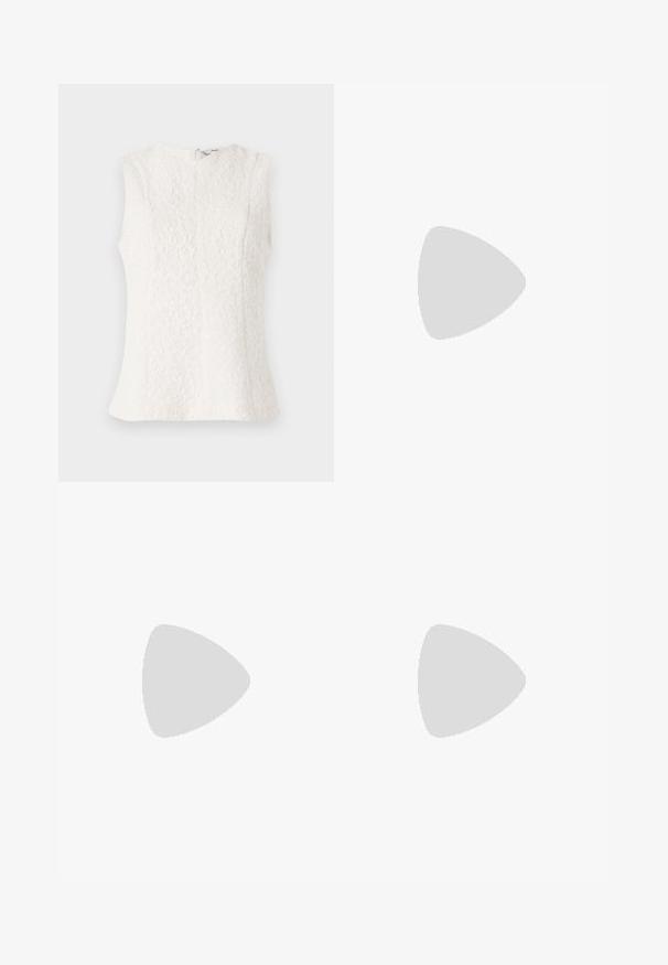 Weißes ärmelloses Oberteil aus strukturiertem Stoff mit Blumenmuster; hat einen Reißverschluss im Rücken und einen leicht ausgestellten Saum.; Weite Jeans aus hellblauem Denim mit Ausbleichungen, im fünf-Taschen-Design, mit Knopfverschluss und minimalen Nähtelementen.; Braune und burgunderfarbene Sneaker aus Wildleder und Mesh-Materialien, mit drei cremefarbenen Streifen, strukturiertem Stoff an der Zunge und einer Gummisohle.; Schwarze Leder-Schultertasche mit einer weichen, strukturierten Oberfläche. Sie hat ein geschwungenes Design und einen einzelnen verstellbaren Tragegurt. Kein zusätzliches Zubehör.