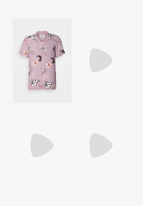 Chemise à manches courtes, de couleur lavande, arborant un motif sur le thème de la plage avec des parapluies, des vagues et des accents rayés. Comprend une poche poitrine et une fermeture à boutons.; Lot de trois débardeurs blancs en coton, avec un col rond et une coupe sans manches, texture lisse et coupe standard.; Pantalon en denim gris clair avec une coupe droite, cinq poches et une fermeture à bouton. Coutures visibles le long des coutures.; Sabot en suède marron avec un bout rond, une sangle réglable et une semelle en liège. La semelle extérieure est sombre avec un design texturé pour assurer l'adhérence.