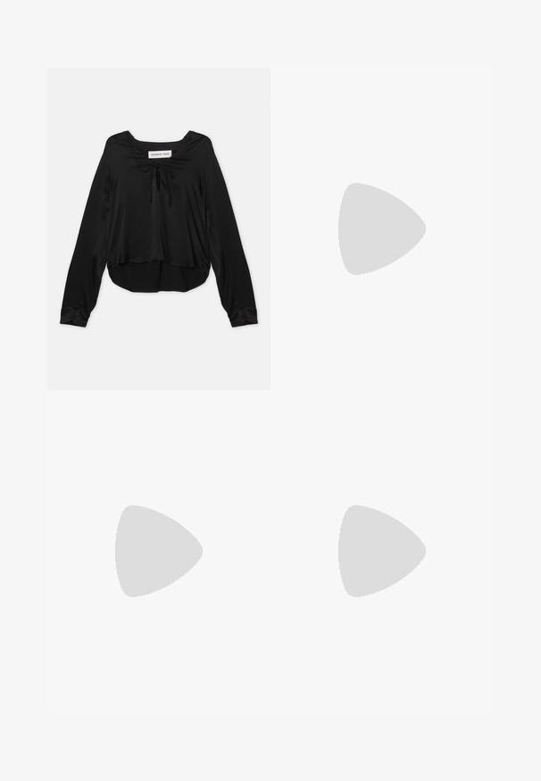 Schwarzes Langarmshirt aus glattem Stoff mit weitem Ausschnitt und dekorativem Bindeband, in lockerem Schnitt und mit abgerundetem Saum.; Schwarze, gewalkte Jeans aus Denim; weit geschnitten mit fünf Taschen und Knopfleiste. Texturierte Oberfläche mit sichtbaren Falten und Nähdetails.; Schwarze Lackleder Slingback-High-Heels mit spitzem Zehenbereich und einem silbernen Schnallen-Detail am Absatz, mit einer glatten, glänzenden Oberfläche.; Schwarze, weiche Ledertasche mit einem einzigartigen verdrehten Design. Hat einen kurzen Griff und einen abnehmbaren Schultergurt. Minimalistischer Stil.
