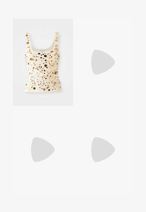 Ribade elastne kreemikaelusega tank top, millel on mitmevärvilised sädelused, sealhulgas kuldset, rohelist ja pruuni aktsenti, kitsaste rihmadega.; Tumed sinine denim flared teksapüksid, millel on kulumise aktsendid, kõrge talje, taskud ja nähtavad õmbluse detailid.; Valge rihmadega kõrge kontsaga sandaal, millel on lamedad varbatoed, tekstuuriga esiosa kogutud detailidega ja kitsas pahkluu rihm.; Pruunist nahast käekott südamekujulise aktsentiga, ümmargune disain, kuldne riistvara, hoitud käes; sobitatud kulunud denimi ja pärlitest topiga.; Kulla värvi nõelad, õhukesed ja ümmargused, millel on sile metallist pind ja ilma kaunistuste või mustriteta.