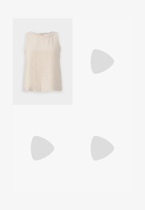 Top sin mangas en tela beige clara con una superficie texturizada. Escote redondo y cierre en la parte trasera con forma de ojal, con un ajuste suelto y relajado.; Pantalones de cuero negro con una textura suave, corte recto, cintura elástica y cierre frontal con botón; detalle de pliegues y piernas ajustadas.; Sandalia de piel beige con tiras entrelazadas, tacón bajo y acentos negros. Textura suave y diseño minimalista.; Bolso de piel negra con forma curva, correa desmontable y herrajes dorados. El bolso cuenta con una solapa con un detalle de hebilla.