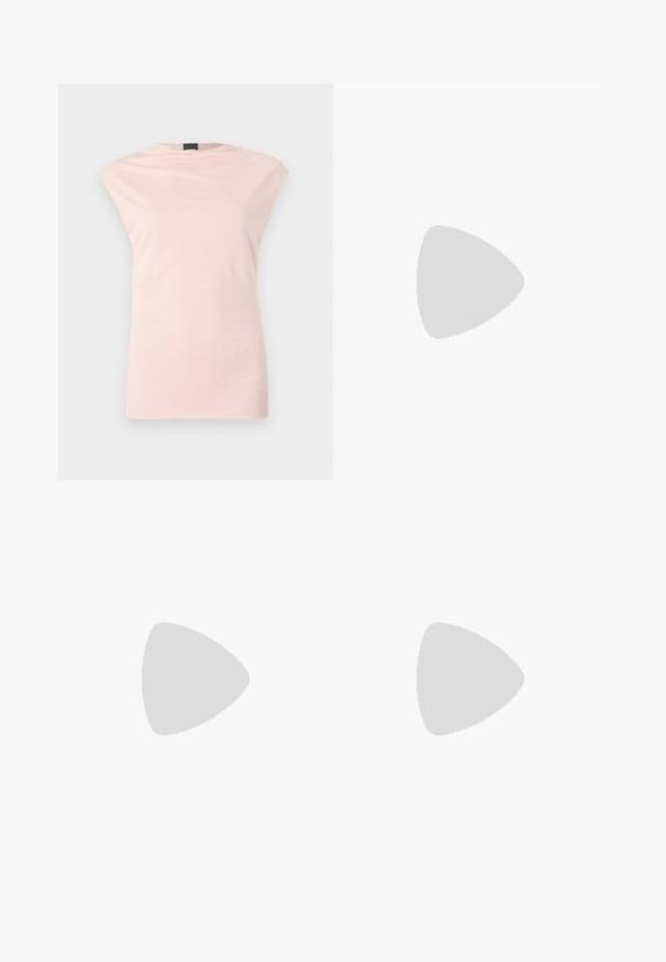 Ανοιχτό ροζ αμάνικο τοπ με στρογγυλή λαιμόκοψη, διακριτική πτύχωση και δύο διακοσμητικές ραφές στα πλάγια. Φτιαγμένο από μαλακό, λείο ύφασμα με κομψή σιλουέτα.; Μαύρο παντελόνι με ραφή που έχει σχεδιασμό ίσιας γραμμής, διαθέτει λεία υφή και καθαρές πτυχώσεις κατά μήκος της μπροστινής πλευράς. Χωρίς ορατό μεταλλικό υλικό.; Μαύρες δερμάτινες γόβες slingback με μυτερή μύτη, διαθέτοντας λεπτό τακούνι και χρυσή λεπτομέρεια στην ρυθμιζόμενη λωρίδα. Λείος υφές.; Μαύρη δερμάτινη τσάντα με δομημένο σχέδιο, που διαθέτει κομμένο σχήμα, επάνω λαβή και χρυσά μεταλλικά στοιχεία. Περιλαμβάνει ρυθμιζόμενο λουρί ώμου.