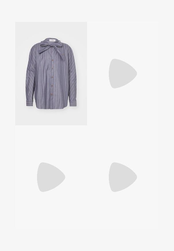 Vivienne Westwood Camisa - navy; Camiseta de algodón blanca con mangas cortas, cuello redondo y sutil logo de Levi's impreso en el centro. Textura suave y ajuste estándar.; Pantalones de pierna ancha negros con una textura suave, que cuentan con dos pliegues frontales, cierre de botón y bolsillos laterales. Tejido duradero.; Zapatillas deportivas con parte superior de piel blanca, puntera de ante gris y tres rayas negras. Presentan un logo azul en la lengüeta y una suela de goma texturizada.