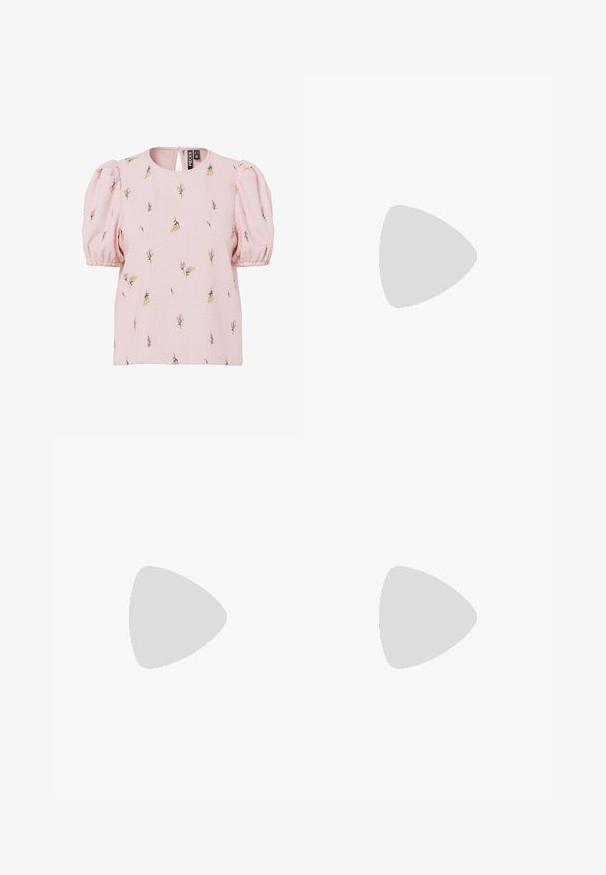 Blusa rosa con texture e maniche a sbuffo, caratterizzata da un motivo floreale giallo e viola. Collo rotondo con una piccola apertura a forma di chiave sul retro.; Pantaloni della tuta bianchi, a vestibilità ampia, realizzati in tessuto morbido, con vita elastica dotata di laccetto e design a gamba dritta.; Sneakers bianchi con piattaforma, caratterizzati da una parte superiore simile alla pelle liscia, forma arrotondata, collo imbottito e suola in gomma testurizzata con scanalature ben definite.; Borsa sintetica bianca a forma triangolare, con patta anteriore piatta e dettaglio a fiocco, tracolla regolabile, texture liscia e design minimalista.