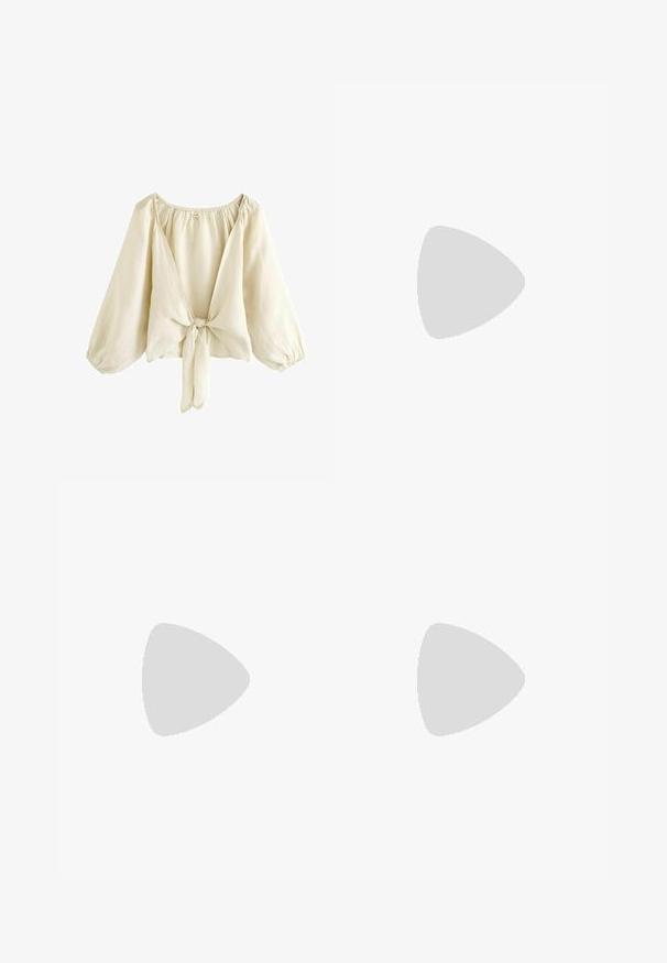 Lys beige bluse lavet af letvægtsstof, med dyb V-udskæring, pufærmer og snørelukning foran. Glat tekstur.; Hvide bomuldsshorts med en afslappet pasform, der har forlommer, en knaplukning og flade sømme for en glat finish.; Brun læder ankelstøvle med afrundet tå, sidelukning detail og en lav blokhæl. Glat finish med kontrasterende metal accenter.; Brune skildpaddemønstrede oversized solbriller med en bred rektangulær kant og gradientlinser. Guldfarvet logo detalje på siden.; Bølgebrun suede tote taske med et trekantet design, forlængede skulderstropper og en stor åben top med et udskåret håndtag.