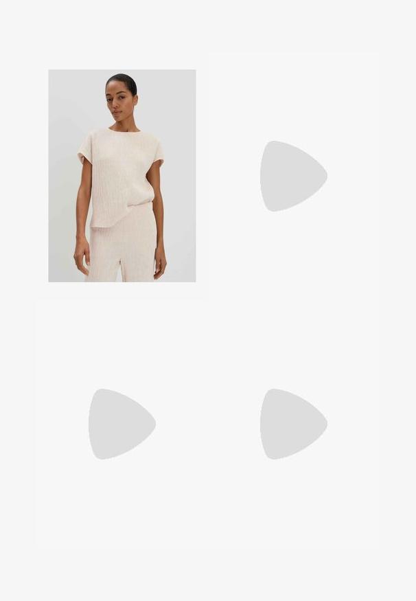 Hellrosa, geripptes Kurzarmoberteil mit lockerer Passform und rundem Ausschnitt, kombiniert mit passenden, gerippten Hosen. Glatte Textur, minimales Design.; Jeansshorts in Hellblau, mit geradem Schnitt, fünf Taschen und einem Knopfverschluss. Hergestellt aus Baumwolle mit einer glatten Struktur.; Schwarze Plateau-Sandalen mit zwei breiten Riemen, aus glattem Material. Verfügt über eine klobige Sohle mit einer strukturierten Unterseite für besseren Halt.; Schwarze Sonnenbrille mit einem schlanken rechteckigen Rahmen und einem goldenen Logo-Akzent an der Seite. Dunkle Gläser und glänzende Oberfläche sind auffällig.
