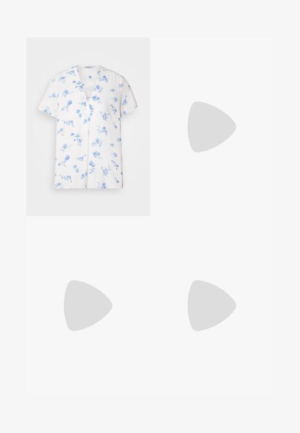 Fehér, rövid ujjú ing, V-kivágással, kék virágmintával díszítve. Könnyű anyagból készült, laza fazonnal.; Sötétkék, bő szárú nadrág puha anyagból, elől redőkkel, sima textúrával, egyenes szabással, látható zsebek nélkül.; Sötétkék velúr mokaszin, lekerekített orral, díszített fém lánc akcentussal és alacsony sarokkal, kontrasztos varrási részletekkel.; Tengerészkék vászon válltáska, puha, struktúrált formával, fekete pánttal, varrott részletekkel és egy kis márkajelzéssel.