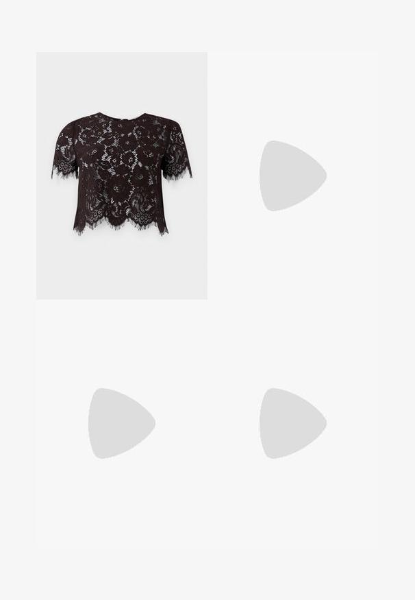 Top corto de encaje negro con mangas cortas, con patrones florales y bordes flecados. El diseño presenta un dobladillo con forma de onda para añadir un detalle adicional.; Pantalones negros ajustados con un diseño de pierna recta, que presentan una textura suave y pliegues nítidos en el frente. Sin herrajes visibles.; Tacones negros de piel sintética tipo slingback con punta afilada, que cuentan con un tacón delgado y un detalle en tono dorado en la correa ajustable. Textura suave.; Bolso de mano de cuero negro con un diseño estructurado, que presenta una forma recortada, asa superior y acentos en dorado. Correa de hombro ajustable incluida.