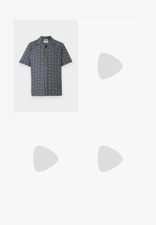 Camisa de manga curta em azul-marinho com um padrão abstrato branco, apresentando um fecho com botões na frente e um colarinho. Tecido suave com um corte confortável.; Jeans de ganga de perna larga em azul-claro com cintura alta, apresentando cinco bolsos, passadores para cinto e uma textura suave, ligeiramente desbotada.; Tênis pretos com cabedal em couro texturizado com relevo de crocodilo, bico arredondado e sola de borracha branca em contraste, com acabamento suave.; Óculos de sol pretos com forma retangular, lentes escuras, detalhes em prata nas hastes e um acabamento mate na armação.
