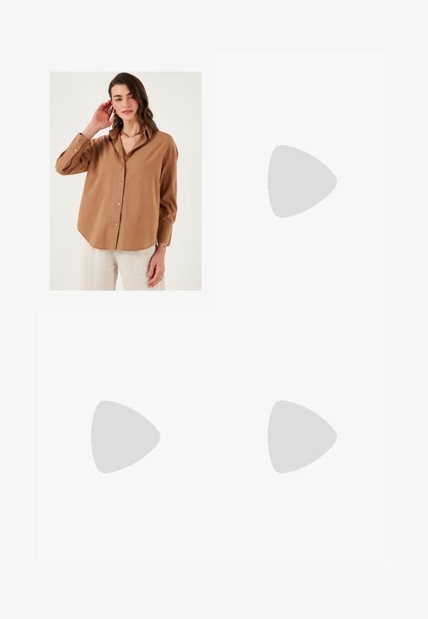 Chemise beige à boutons avec une coupe décontractée, manches longues et ourlet légèrement courbé ; fabriquée en tissu léger avec une texture subtile.; Pantalons beige avec une coupe droite, dotés d'un double revers au bas et d'un design à plat à l'avant. Fabriqués en tissu lisse et durable.; Mocassins en suède beige à enfiler avec un bout fermé, présentant un détail de boucle décorative et une semelle plate en liège. Texture lisse avec un design minimal.; Sac à main en cuir marron avec une finition texturée, doté d'une fermeture en métal doré et d'une seule anse arrondie.