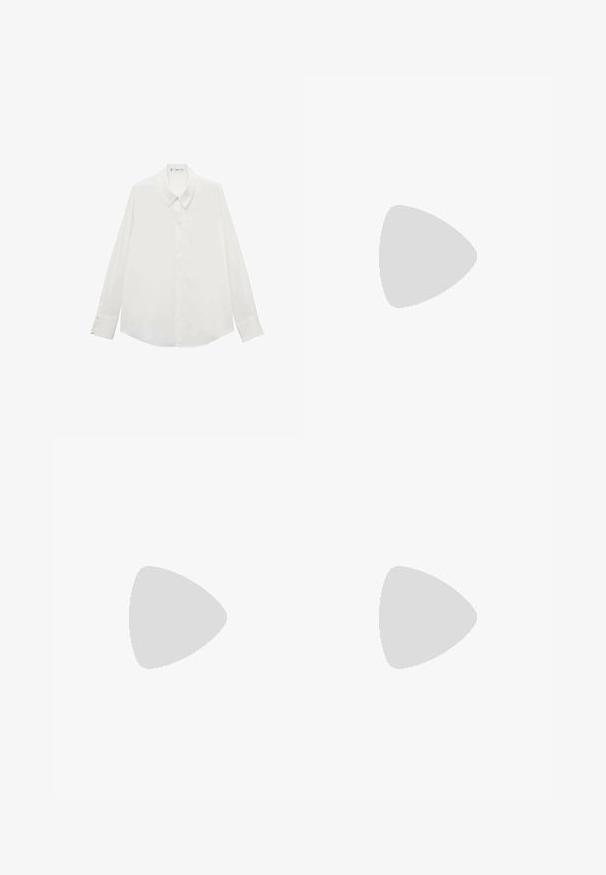 Witte blouse met lange mouwen van gladde stof, met een puntige kraag en knoopmanchetten, een rechte zoom en zonder patronen.; Zwarte wijde broek met hoge taille, knoopdetails op de tailleband en plooien aan de voorkant.; Zwarte gepolijste leren enkellaars met een spitse neus en een blokhak van gemiddelde hoogte. Glad textuur en minimalistisch ontwerp.; Zwarte handtas met gestructureerde vorm, gladde textuur en een metalen sluiting. Gecombineerd met brede zwarte broeken en sandalen met open teen op een houten vloer.