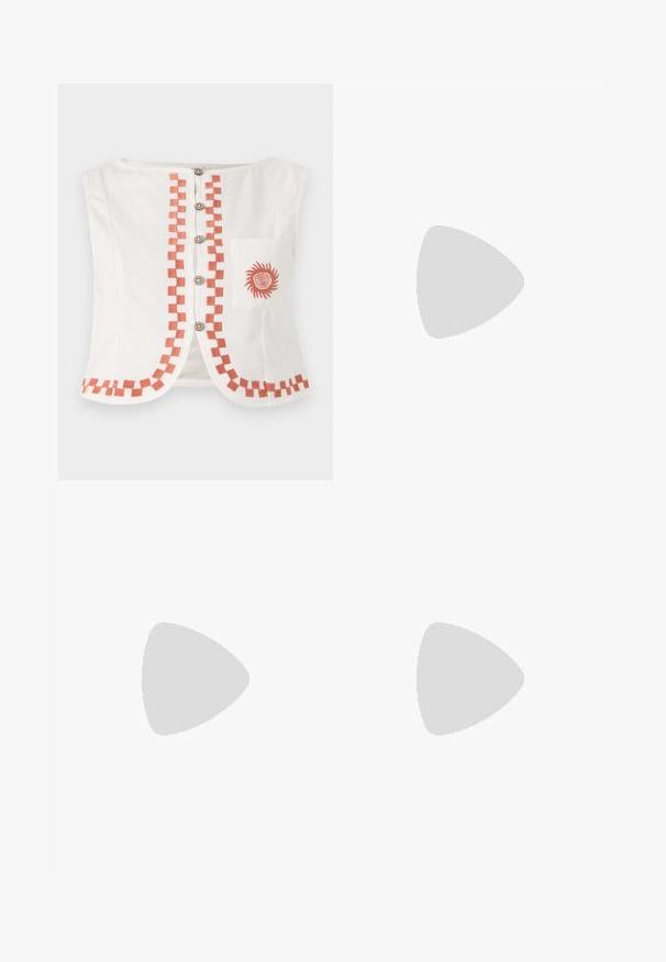 Witte mouwloze top met een geometrisch oranje patroon aan de voorkant en onderrand, met decoratieve knopen en een zak met een zonmotief.; Bloemenpatroon rok in donkerblauw, met tinten roze en paars, gemaakt van lichtgewicht stof met een zachte textuur en een elastische tailleband.; Lila hakjes met een doorzichtig plastic bovenwerk en een transparante blokhak. Gladde textuur, open teen ontwerp, minimalistische vorm.; Heldere plastic zonnebril met grijze lenzen, rechthoekige vorm, reliëf "Versace" logo op de pootjes, die een modern design laat zien.; Zilveren schoudertas van metalen gaas, voorzien van een geknoopt handvat, ritssluiting en een geometrische vorm met een gladde textuur.