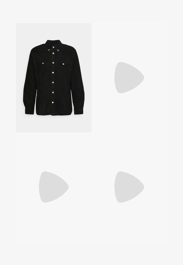 Deadwood HELLAS - Camisa - black; Camiseta preta de algodão com decote redondo. Apresenta uma ilustração branca de um lobo e o texto "WALK ALONE" no peito. Manga curta.; Calças de ganga pretas com corte straight-leg, design de cinco bolsos e fecho frontal por botão. Tecido suave com detalhes de costura mínimos.; Botas de couro castanho-escuras com um design até ao meio da panturrilha, costura amarela, correias ajustáveis com fivela e alças na parte superior. Acabamento texturizado.