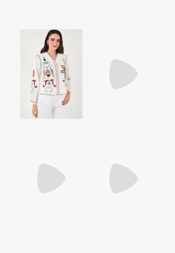 Witte geborduurde blouse met kleurrijke bloemenpatronen, V-hals, lange mouwen en decoratieve rode rand langs de randen.; Stradivarius MIDI WITH SQUARE NECKLINE - Jerseyjurk - dark brown; Gouden, metalen slingback hakken met een spitse neus en een chunky hak. Glad oppervlak, minimalistisch ontwerp en een smalle band.; Zwarte leren handtas met een gebogen vorm, afneembare schouderband en gouden hardware. De tas heeft een klep met een gespsluiting.; Gouden metalen oorbel met een slank, gebogen ontwerp. Beschikt over een kenmerkende puntige vorm, gepolijste oppervlakte en scharnier sluiting.