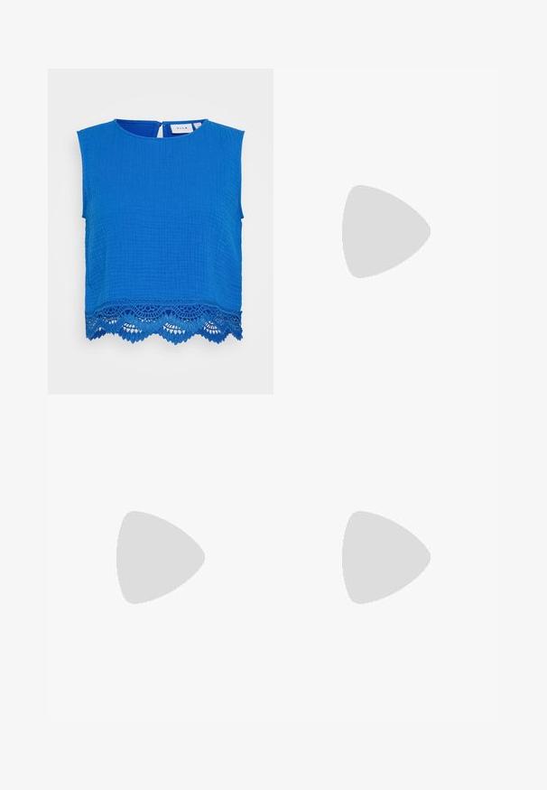 Blå ermeless topp med teksturert stoff, med en scalloped blondekant og en nøkkelhull lukking bak. Merke synlig inne i halslinningen.; Svarte flagrende jeans laget av denim. Har knappelukking, fem lommer og en glatt tekstur. Den flagrende buksebenet begynner under kneet.; Svart lær pumps med spiss tå, ankelrem og kraftig hæl. Flat tekstur, strømlinjeformet design og minimalisme.; Svart lær tote bag med glatt tekstur, rektangulær form og to lange håndtak. Ingen synlige deler eller dekorasjoner.