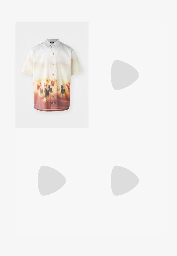 Camisetta a maniche corte in tessuto leggero, caratterizzata da una sfumatura di tonalità chiare a calde e una stampa di cavallo nella parte inferiore. Con bottoni frontali.; Shorts in denim celeste con una finitura sbiadita, caratterizzati da un classico design a cinque tasche, passanti per la cintura e un taglio dritto.; Scarpa da ginnastica marrone e crema con tre strisce beige, materiali in pelle scamosciata e pelle, design con lacci e suola in gomma. Logo testuale sul lato.; Portafoglio marrone a quadri realizzato in pelle texturizzata con chiusura a zip e un compartimento frontale. Presenta un dettaglio del logo.